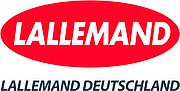 Lallemand wurde im 19. Jahrhundert in Montreal gegründet und ist ein kanadisches Unternehmen in Familienbesitz, das sich auf die Entwicklung, Herstellung und Vermarktung von Hefen, Bakterien und deren Derivaten spezialisiert hat und mehr als 5000 Mitarbeiter beschäftigt. Mit seinen verschiedenen Business Units bietet Lallemand mikrobiologische Lösungen für Dutzende verschiedene Branchen, von der Gesundheit und Ernährung von Mensch und Tier bis hin zu Backwaren, Önologie, Brauereiwesen, Lebensmittelzutaten, Probiotika und Biokraftstoffen. Lallemand ist in über 50 Ländern auf fünf Kontinenten vertreten, gehört zu den größten Playern in der Branche und wächst stetig weiter.
Die Lallemand Deutschland GmbH ist seit 2007 ein Tochterunternehmen der inhabergeführten Lallemand Inc. mit Sitz in Montreal in Kanada und produziert und versendet mit ca. 60 Mitarbeiter/innen jährlich mehr als 30.000 Tonnen Frischbackhefe. Mit der Lieferung an kleine, mittlere und Großbackbetriebe versorgt Lallemand Deutschland GmbH in Schwarzenbach / Saale mit seinen Produkten ca. 30 % des deutschen Frischbackhefemarktes. Lallemand wurde im 19. Jahrhundert in Montreal gegründet und ist ein kanadisches Unternehmen in Familienbesitz, das sich auf die Entwicklung, Herstellung und Vermarktung von Hefen, Bakterien und deren Derivaten spezialisiert hat und mehr als 5000 Mitarbeiter beschäftigt. Mit seinen verschiedenen Business Units bietet Lallemand mikrobiologische Lösungen für Dutzende verschiedene Branchen, von der Gesundheit und Ernährung von Mensch und Tier bis hin zu Backwaren, Önologie, Brauereiwesen, Lebensmittelzutaten, Probiotika und Biokraftstoffen. Lallemand ist in über 50 Ländern auf fünf Kontinenten vertreten, gehört zu den größten Playern in der Branche und wächst stetig weiter.
Die Lallemand Deutschland GmbH ist seit 2007 ein Tochterunternehmen der inhabergeführten Lallemand Inc. mit Sitz in Montreal in Kanada und produziert und versendet mit ca. 60 Mitarbeiter/innen jährlich mehr als 30.000 Tonnen Frischbackhefe. Mit der Lieferung an kleine, mittlere und Großbackbetriebe versorgt Lallemand Deutschland GmbH in Schwarzenbach / Saale mit seinen Produkten ca. 30 % des deutschen Frischbackhefemarktes.