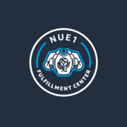 Amazon ist ein globaler Technologie- und E-Commerce-Gigant, der 1994 von Jeff Bezos gegründet wurde. Was ursprünglich als Online-Buchhandlung begann, hat sich zu einem vielseitigen Unternehmen entwickelt, das heute in den Bereichen Online-Handel, Cloud Computing, Künstliche Intelligenz und Unterhaltung führend ist.
Eine Karriere bei Amazon ist aus mehreren Gründen attraktiv. Das Unternehmen bietet nicht nur ausgezeichnete Entwicklungsmöglichkeiten und ein wettbewerbsfähiges Gehalt, sondern auch die Chance, an innovativen Projekten in einem internationalen Umfeld zu arbeiten. Die Unternehmenskultur basiert auf 16 Führungsprinzipien, die das tägliche Arbeitsleben prägen und die persönliche Weiterentwicklung fördern. Amazon ist ein globaler Technologie- und E-Commerce-Gigant, der 1994 von Jeff Bezos gegründet wurde. Was ursprünglich als Online-Buchhandlung begann, hat sich zu einem vielseitigen Unternehmen entwickelt, das heute in den Bereichen Online-Handel, Cloud Computing, Künstliche Intelligenz und Unterhaltung führend ist.
Eine Karriere bei Amazon ist aus mehreren Gründen attraktiv. Das Unternehmen bietet nicht nur ausgezeichnete Entwicklungsmöglichkeiten und ein wettbewerbsfähiges Gehalt, sondern auch die Chance, an innovativen Projekten in einem internationalen Umfeld zu arbeiten. Die Unternehmenskultur basiert auf 16 Führungsprinzipien, die das tägliche Arbeitsleben prägen und die persönliche Weiterentwicklung fördern.