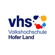 Die VHS Hofer Land ist die größte Volkshochschule in Oberfranken. Wir kümmern uns vor allem um die berufliche Aus- und Weiterbildung Erwachsener und die Ausbildung Jugendlicher, alles im Auftrag von Stadt und Landkreises Hof. Außerdem gibt es bei uns viele Veranstaltungen, z. B. das Repair Café, den MakerSpace oder Holz trifft Hightech, auch für den Filmtage Brunch und das „Genussfestival“ stellen wir die Location. Für Zugewanderte sind wir die erste Anlaufstelle und unterstützen sie beim Neustart in Deutschland. Außerdem sind wir für die Musikschule des Landkreises Hof zuständig und vielleicht kennst du uns von früher, aus Hausaufgaben- oder Ferienbetreuung, denn wir kümmern uns auch um die Ganztagsbetreuung in vielen Schulen. Mehr als 170 Mitarbeitenden und rund 300 Dozenten und Dozentinnen arbeiten für uns. Besuche uns gern, denn wir sind eine öffentliche Einrichtung, in der jede*r willkommen ist. Oder du schaust dir unseren Drohnenfilm an. Die VHS Hofer Land ist die größte Volkshochschule in Oberfranken. Wir kümmern uns vor allem um die berufliche Aus- und Weiterbildung Erwachsener und die Ausbildung Jugendlicher, alles im Auftrag von Stadt und Landkreises Hof. Außerdem gibt es bei uns viele Veranstaltungen, z. B. das Repair Café, den MakerSpace oder Holz trifft Hightech, auch für den Filmtage Brunch und das „Genussfestival“ stellen wir die Location. Für Zugewanderte sind wir die erste Anlaufstelle und unterstützen sie beim Neustart in Deutschland. Außerdem sind wir für die Musikschule des Landkreises Hof zuständig und vielleicht kennst du uns von früher, aus Hausaufgaben- oder Ferienbetreuung, denn wir kümmern uns auch um die Ganztagsbetreuung in vielen Schulen. Mehr als 170 Mitarbeitenden und rund 300 Dozenten und Dozentinnen arbeiten für uns. Besuche uns gern, denn wir sind eine öffentliche Einrichtung, in der jede*r willkommen ist. Oder du schaust dir unseren Drohnenfilm an.