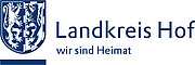 Im September bzw. Oktober 2026 stellt der Landkreis Hof mehrere Auszubildende für den Beruf Verwaltungsfachangestellte/r sowie Beamtenanwärter/innen der zweiten und dritten Qualifikationsebene sowie Auszubildende für den Beruf Straßenwärter/in ein.
Gestalte die Zukunft deiner Heimat! Lerne in einer anspruchsvollen und abwechslungsreichen Ausbildung oder in einem dualen Studium die zahlreichen Möglichkeiten kennen, unseren Landkreis und deine Heimat mitzugestalten und voranzubringen und Dein Wissen für die Anliegen unserer Bürgerinnen und Bürger einzusetzen.
Unsere Nachwuchskräfte in der Verwaltung lernen die vielfältigen Aufgabenbereiche im Landratsamt kennen, dazu zählen unter anderem das Verkehrswesen, öffentliche Sicherheit und Ordnung, Umwelt, Jugend, Familie und Soziales, Ausländerwesen, die Kämmerei oder das Personalwesen. Nach erfolgreichem Abschluss der Ausbildung erwartet die Auszubildenden und Beamtenanwärter ein krisensicherer Arbeitsplatz im öffentlichen Dienst mit guten Verdienst- und Weiterentwicklungsmöglichkeiten.
Weitere Informationen erhalten Sie unter www.landkreis-hof.de/stellenangebote Im September bzw. Oktober 2026 stellt der Landkreis Hof mehrere Auszubildende für den Beruf Verwaltungsfachangestellte/r sowie Beamtenanwärter/innen der zweiten und dritten Qualifikationsebene sowie Auszubildende für den Beruf Straßenwärter/in ein.
Gestalte die Zukunft deiner Heimat! Lerne in einer anspruchsvollen und abwechslungsreichen Ausbildung oder in einem dualen Studium die zahlreichen Möglichkeiten kennen, unseren Landkreis und deine Heimat mitzugestalten und voranzubringen und Dein Wissen für die Anliegen unserer Bürgerinnen und Bürger einzusetzen.
Unsere Nachwuchskräfte in der Verwaltung lernen die vielfältigen Aufgabenbereiche im Landratsamt kennen, dazu zählen unter anderem das Verkehrswesen, öffentliche Sicherheit und Ordnung, Umwelt, Jugend, Familie und Soziales, Ausländerwesen, die Kämmerei oder das Personalwesen. Nach erfolgreichem Abschluss der Ausbildung erwartet die Auszubildenden und Beamtenanwärter ein krisensicherer Arbeitsplatz im öffentlichen Dienst mit guten Verdienst- und Weiterentwicklungsmöglichkeiten.
Weitere Informationen erhalten Sie unter www.landkreis-hof.de/stellenangebote