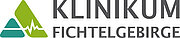 Das Klinikum Fichtelgebirge gewährleistet als kommunaler Klinikverbund mit zwei Standorten in Marktredwitz und Selb die medizinische Schwerpunktversorgung für die nordöstlichste Region Bayerns. Alleiniger Gesellschafter ist der Landkreis Wunsiedel im Fichtelgebirge.
Als „das“ regionale Gesundheitszentrum bietet das Klinikum Fichtelgebirge mit fünf qualifizierten Hauptfachabteilungen ein vielfältiges Spektrum an medizinischer Versorgung auf modernstem Niveau.
Mit über 1.100 Mitarbeitern gehört das Klinikum zu den größten Arbeitgebern im Landkreis Wunsiedel und zu den bedeutendsten Ausbildungsbetrieben. Mit über 110 Ausbildungsplätzen ermöglicht das Klinikum Fichtelgebirge zahlreichen jungen Menschen einen qualifizierten Berufseinstieg. Neben der Berufsfachschule für Pflege in Marktredwitz und der Berufsfachschule für Krankenpflegehilfe in Selb bildet auch die Verwaltung des Klinikums aus. Das Klinikum Fichtelgebirge gewährleistet als kommunaler Klinikverbund mit zwei Standorten in Marktredwitz und Selb die medizinische Schwerpunktversorgung für die nordöstlichste Region Bayerns. Alleiniger Gesellschafter ist der Landkreis Wunsiedel im Fichtelgebirge.
Als „das“ regionale Gesundheitszentrum bietet das Klinikum Fichtelgebirge mit fünf qualifizierten Hauptfachabteilungen ein vielfältiges Spektrum an medizinischer Versorgung auf modernstem Niveau.
Mit über 1.100 Mitarbeitern gehört das Klinikum zu den größten Arbeitgebern im Landkreis Wunsiedel und zu den bedeutendsten Ausbildungsbetrieben. Mit über 110 Ausbildungsplätzen ermöglicht das Klinikum Fichtelgebirge zahlreichen jungen Menschen einen qualifizierten Berufseinstieg. Neben der Berufsfachschule für Pflege in Marktredwitz und der Berufsfachschule für Krankenpflegehilfe in Selb bildet auch die Verwaltung des Klinikums aus.