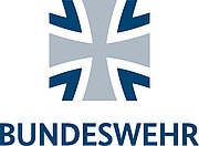 Die Bundeswehr ist eine ganz besondere Großorganisation. Mehr als 260.000 Menschen – Frauen und Männer in Uniform und in Zivil – gehören ihr an.Gemeinsam erfüllen sie im In- und Ausland oftmals gefährliche Aufgaben. Das tun sie stets im Auftrag der Politik. Alle Angehörigen der Bundeswehr bekennen deshalb selbstbewusst: „Wir. Dienen. Deutschland.“ Verantwortung übernehmen. Weiterkommen.
Bei der Bundeswehr machen Sie sich stark für unsere Gesellschaft und Ihre Zukunft.
Dafür qualifizieren wir Sie in über 1.000 Berufen – in Uniform und in Zivil an über 200 Standorten bundesweit Entdecken Sie Ihre Möglichkeiten. Die Bundeswehr ist eine ganz besondere Großorganisation. Mehr als 260.000 Menschen – Frauen und Männer in Uniform und in Zivil – gehören ihr an.Gemeinsam erfüllen sie im In- und Ausland oftmals gefährliche Aufgaben. Das tun sie stets im Auftrag der Politik. Alle Angehörigen der Bundeswehr bekennen deshalb selbstbewusst: „Wir. Dienen. Deutschland.“ Verantwortung übernehmen. Weiterkommen.
Bei der Bundeswehr machen Sie sich stark für unsere Gesellschaft und Ihre Zukunft.
Dafür qualifizieren wir Sie in über 1.000 Berufen – in Uniform und in Zivil an über 200 Standorten bundesweit Entdecken Sie Ihre Möglichkeiten.