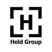 Die Frankenwälder E. Held GmbH & Co. KG ist Teil der Held Group, einer Unternehmensgruppe, die über Innovation, Nachhaltigkeit und Leidenschaft definiert wird. Unsere Anfänge liegen in der Mode und am wunderschönen oberfränkischen Standort Münchberg. In dieser traditionsreichen Textilstadt wurde die Grundlage für unsere stetige Weiterentwicklung gelegt – auch über Branchengrenzen hinweg. Wir sind stolz auf unsere beiden Modelabels FRANK WALDER und TUZZI und unsere zahlreichen Online-Shops für DIY-Stoffe, Sonnensegel, Sitzsäcke und Co.. In diesem Umfeld bieten wir ein familiäres Klima mit flachen Hierarchien und vielfältigen Entwicklungsmöglichkeiten für junge Leute. Bei all dem machen unsere Mitarbeiter unseren Erfolg aus, deshalb liegt uns jeder einzelne am Herzen – bei der Held Group zählt der Mensch! Gemeinsam gehen wir die Herausforderungen von morgen an und bauen dabei stets auf Ehrlichkeit, Authentizität und unseren Zusammenhalt. Die Frankenwälder E. Held GmbH & Co. KG ist Teil der Held Group, einer Unternehmensgruppe, die über Innovation, Nachhaltigkeit und Leidenschaft definiert wird. Unsere Anfänge liegen in der Mode und am wunderschönen oberfränkischen Standort Münchberg. In dieser traditionsreichen Textilstadt wurde die Grundlage für unsere stetige Weiterentwicklung gelegt – auch über Branchengrenzen hinweg. Wir sind stolz auf unsere beiden Modelabels FRANK WALDER und TUZZI und unsere zahlreichen Online-Shops für DIY-Stoffe, Sonnensegel, Sitzsäcke und Co.. In diesem Umfeld bieten wir ein familiäres Klima mit flachen Hierarchien und vielfältigen Entwicklungsmöglichkeiten für junge Leute. Bei all dem machen unsere Mitarbeiter unseren Erfolg aus, deshalb liegt uns jeder einzelne am Herzen – bei der Held Group zählt der Mensch! Gemeinsam gehen wir die Herausforderungen von morgen an und bauen dabei stets auf Ehrlichkeit, Authentizität und unseren Zusammenhalt.