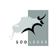 SÜDLEDER ist ein dynamisches und innovatives mittelständiges Unternehmen. Am Standort Rehau werden feinste
Leder für die Automobilindustrie, Möbel- und Lederwaren sowie die Schuhindustrie produziert.
Heute arbeiten ca. 300 Mitarbeiter am Standort Rehau für SÜDLEDER. Und jeder einzelne ist lebendiger Teil
der Marke SÜDLEDER.
WIR sind SÜDLEDER. Und stolz darauf. SÜDLEDER ist ein dynamisches und innovatives mittelständiges Unternehmen. Am Standort Rehau werden feinste
Leder für die Automobilindustrie, Möbel- und Lederwaren sowie die Schuhindustrie produziert.
Heute arbeiten ca. 300 Mitarbeiter am Standort Rehau für SÜDLEDER. Und jeder einzelne ist lebendiger Teil
der Marke SÜDLEDER.
WIR sind SÜDLEDER. Und stolz darauf.